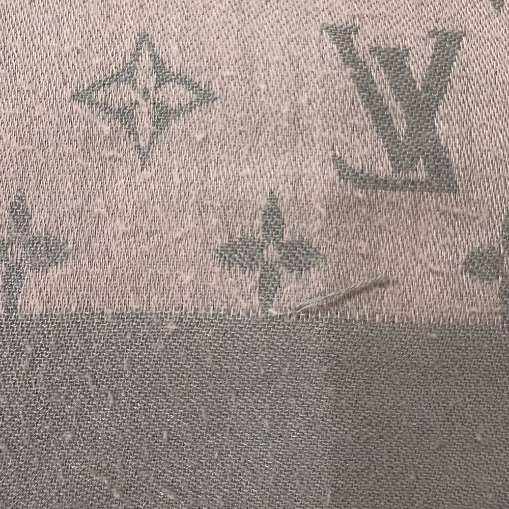 Louis Vuitton monogram shawl in soft grey and blush pink tones - Picture 13 of 15